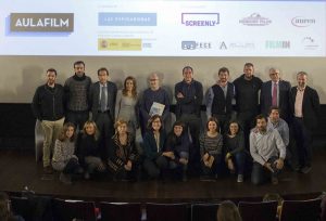 De izquierda a a derecha y de atrás, adelante: David García (Cines Verdi), Marc Prades (Screenly), Jaume Canela (EGEDA), Pilar Sánchez-Bleda (Auren), Ángel Gonzalo (Un día de cine / Educación Gobierno de Aragón), Jose Canales (Escuela IDEO), Jose Luis Cruz Gutierro (CEIP 12 de Octubre), Juan Ramón Gómez Fabra (FECE), Alberto Tognazzi (Screenly), Nuria Díaz (Las Espigadoras / Aulafilm), Ana Cadahía (Mercury Films), Ángeles San Gabino (FECE), Helena Fernández (Las Espigadoras / Aulafilm), Marta Nieto (Drac Màgic), Leonor Casco (IES Pedro de Valdivia), Marta Martínez (MODIBAND), Enrique Costa (Avalon) y Miguel Morales (Wanda Visión).