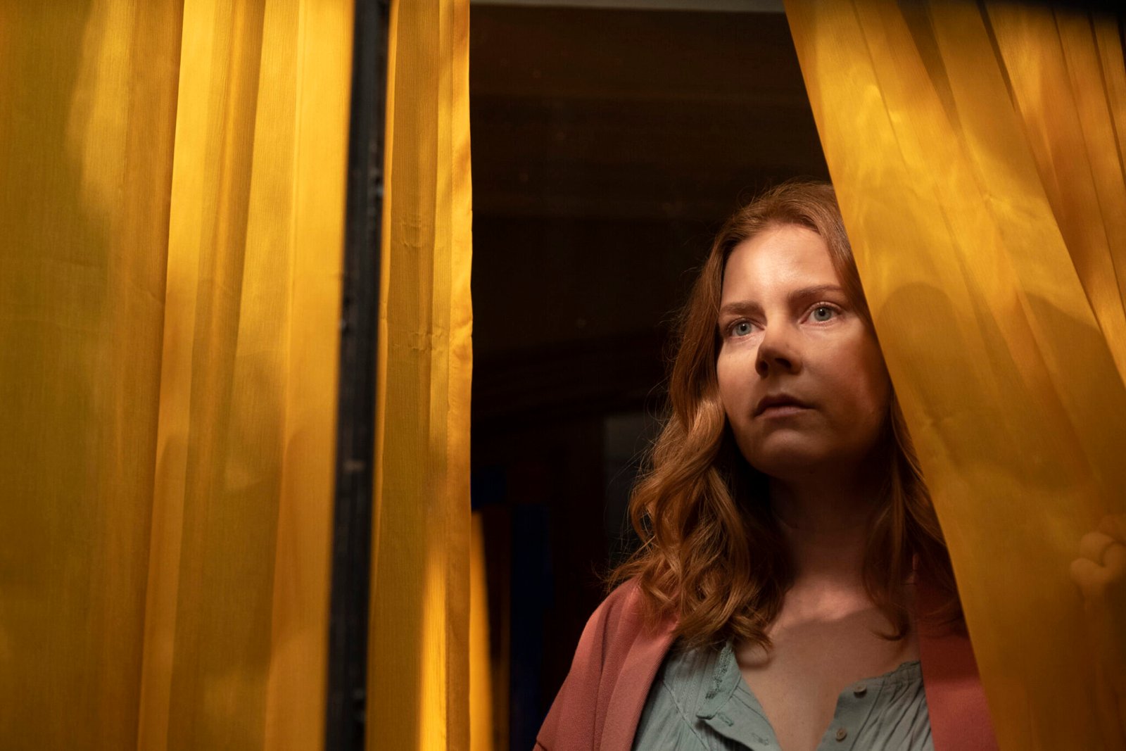 la mujer en la ventana