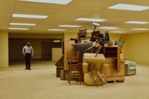 Backrooms muebles Chiwetel Ejiofor