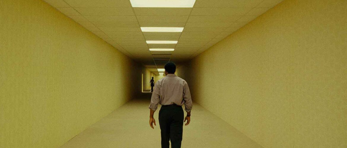 Backrooms pasillo Chiwetel Ejiofor