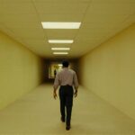 Backrooms pasillo Chiwetel Ejiofor