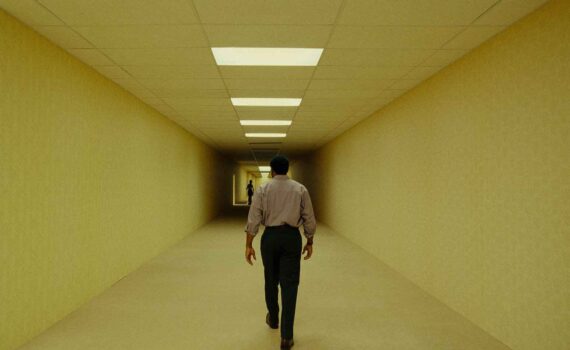 Backrooms pasillo Chiwetel Ejiofor