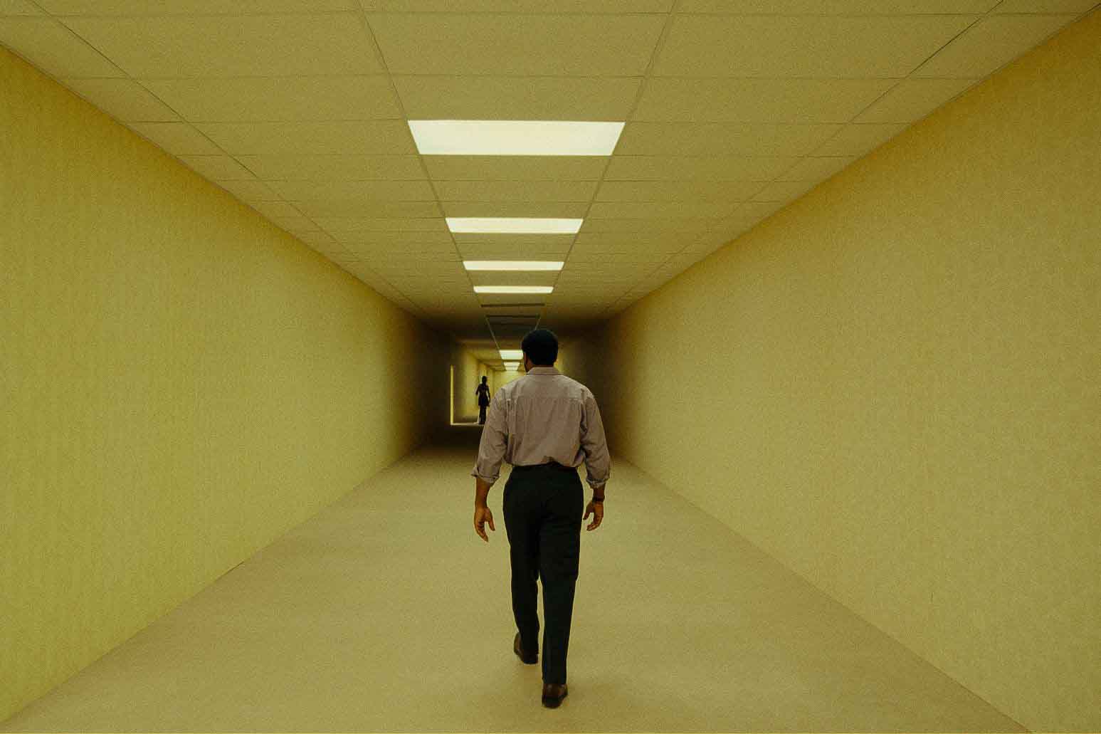 Backrooms pasillo Chiwetel Ejiofor