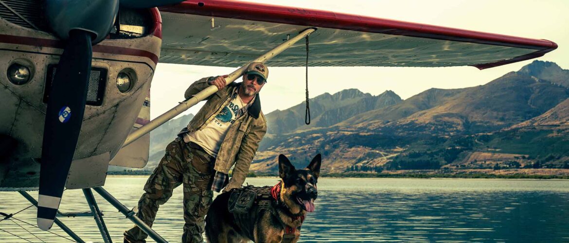 En el corazón de la bestia brad pitt y su perro en un lago