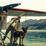 En el corazón de la bestia brad pitt y su perro en un lago