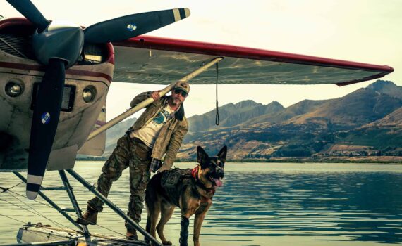 En el corazón de la bestia brad pitt y su perro en un lago