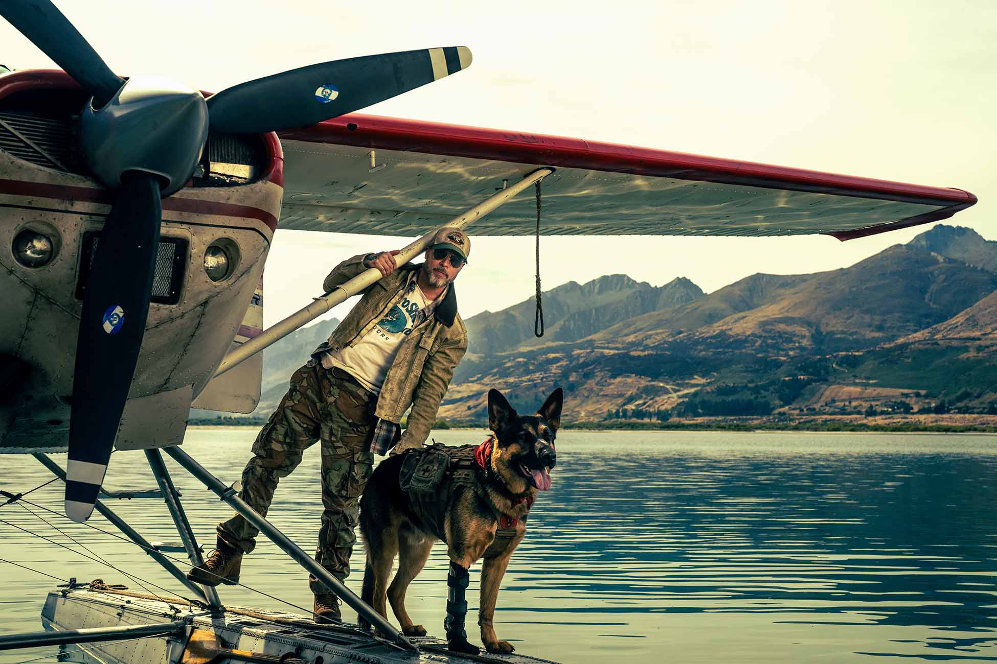 En el corazón de la bestia brad pitt y su perro en un lago
