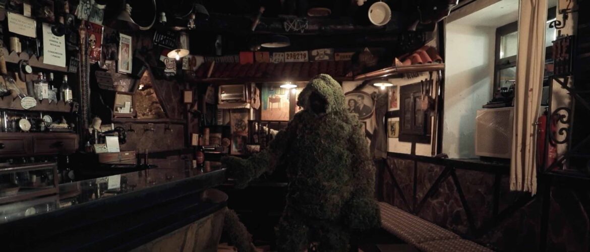 Los hombres de musgo en un bar
