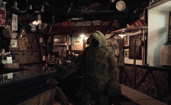 Los hombres de musgo en un bar