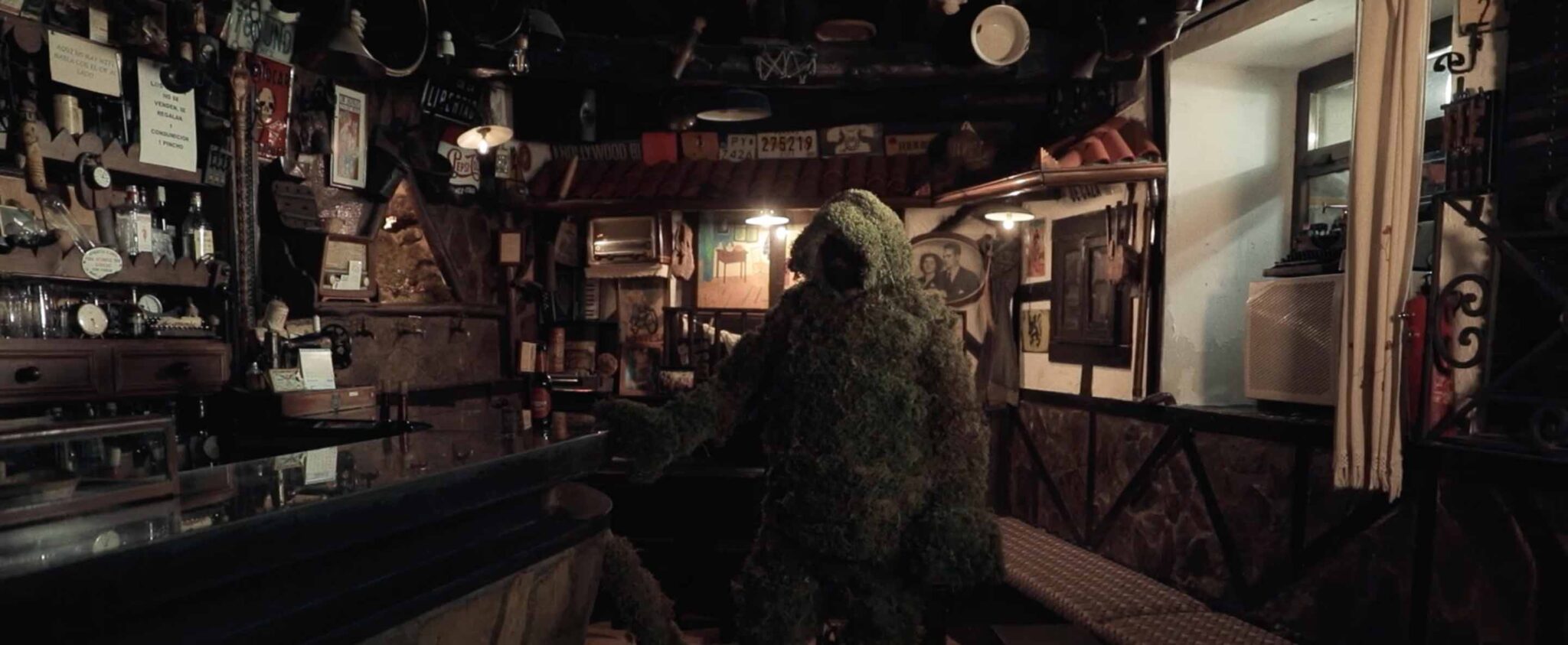 Los hombres de musgo en un bar