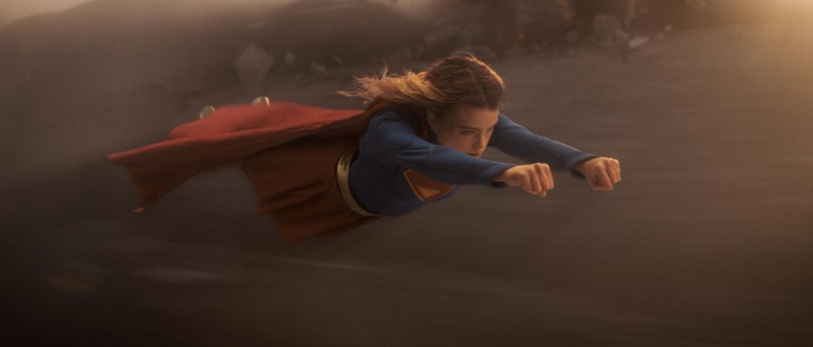 Supergirl woman of tomorrow Milly Alcock volando