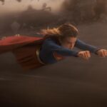 Supergirl woman of tomorrow Milly Alcock volando