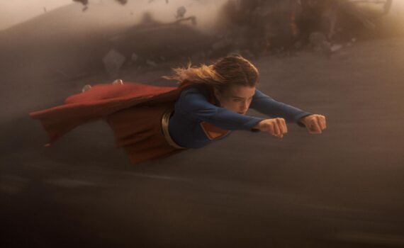 Supergirl woman of tomorrow Milly Alcock volando