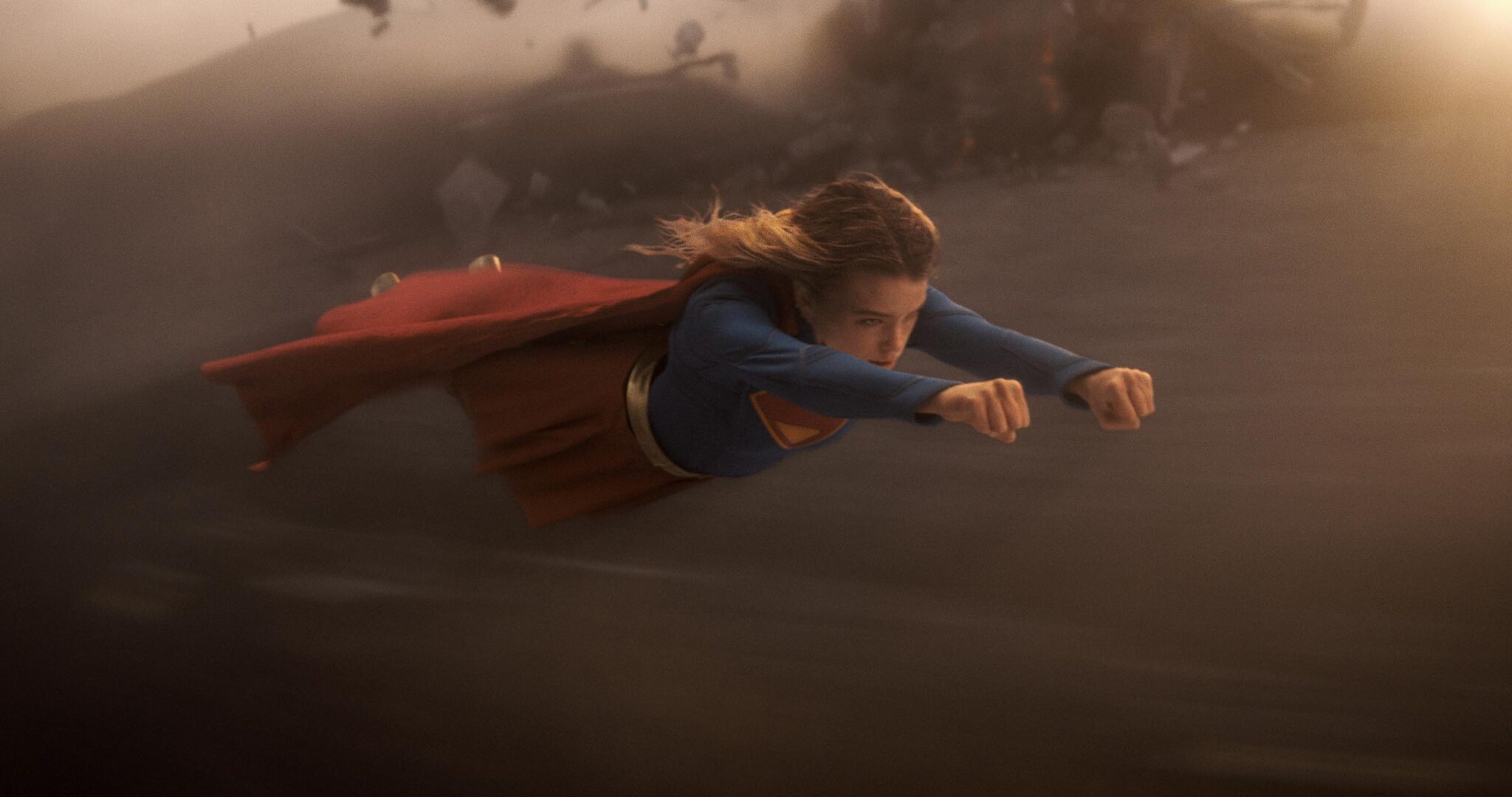 Supergirl woman of tomorrow Milly Alcock volando