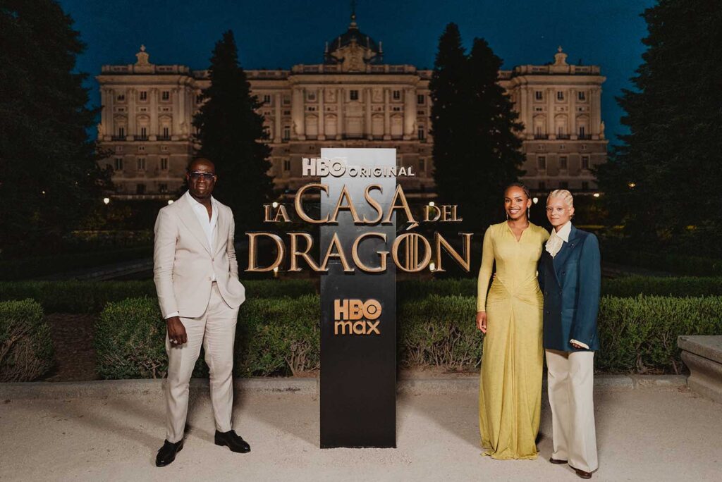 HBO PALACIO real la casa del dragón Steve Toussaint, Phoebe Campbell y Bethany Antonia
