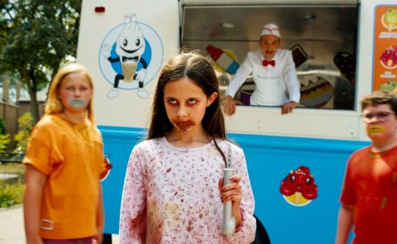 Dulce sabor a muerte niña y heladero de fondo