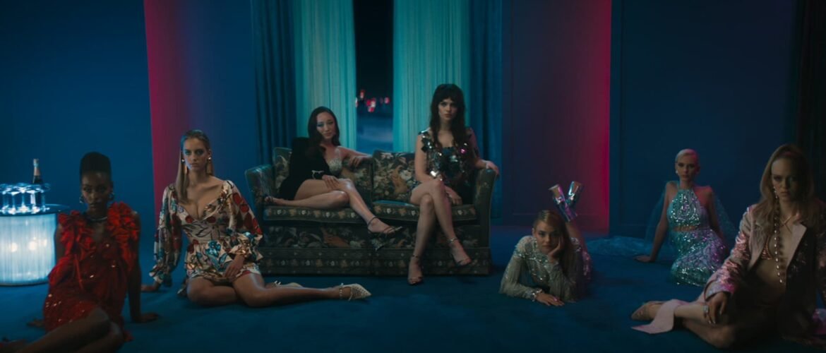 Her private hell Sophie Thatcher y más chicas