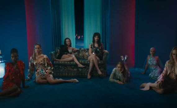 Her private hell Sophie Thatcher y más chicas