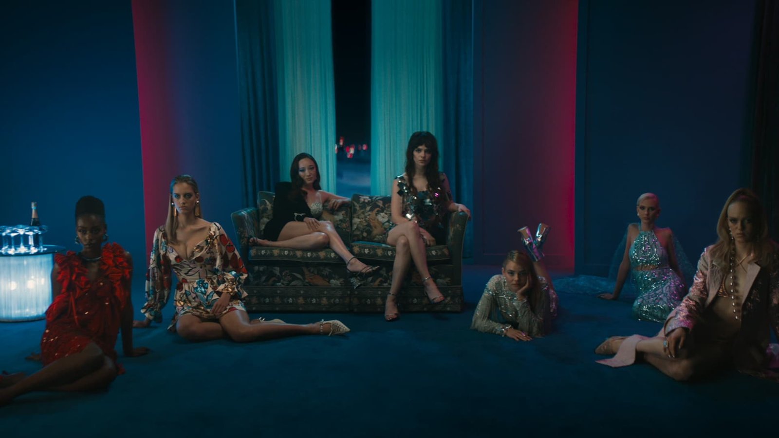 Her private hell Sophie Thatcher y más chicas