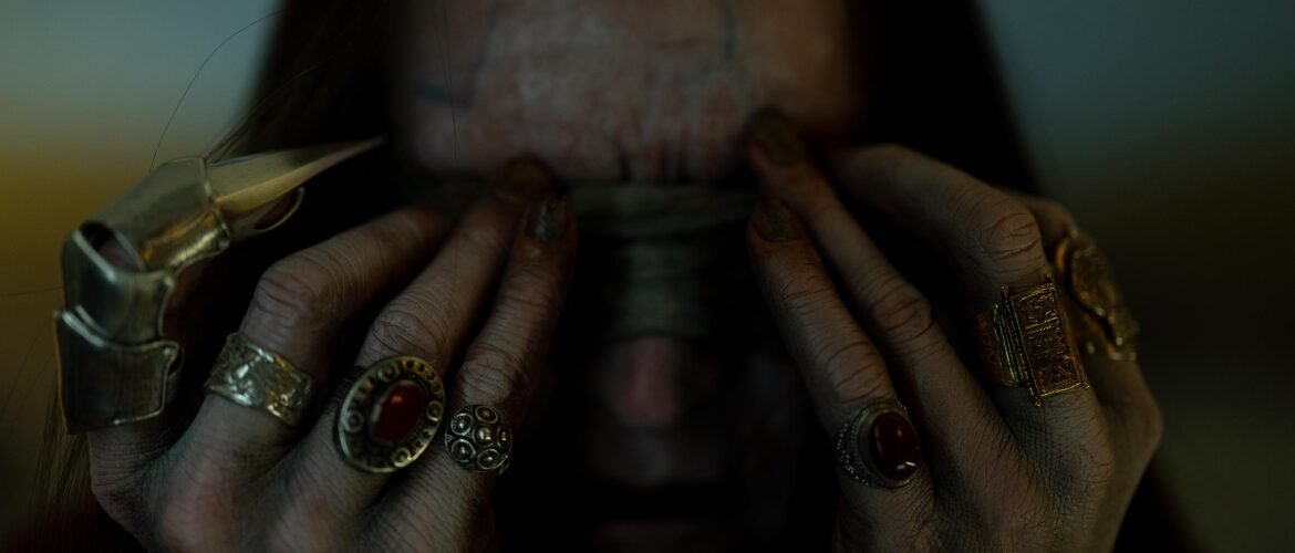 Insidious fuera del más allá mujer o espíritu tapándose los ojos