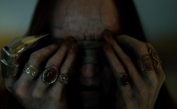 Insidious fuera del más allá mujer o espíritu tapándose los ojos