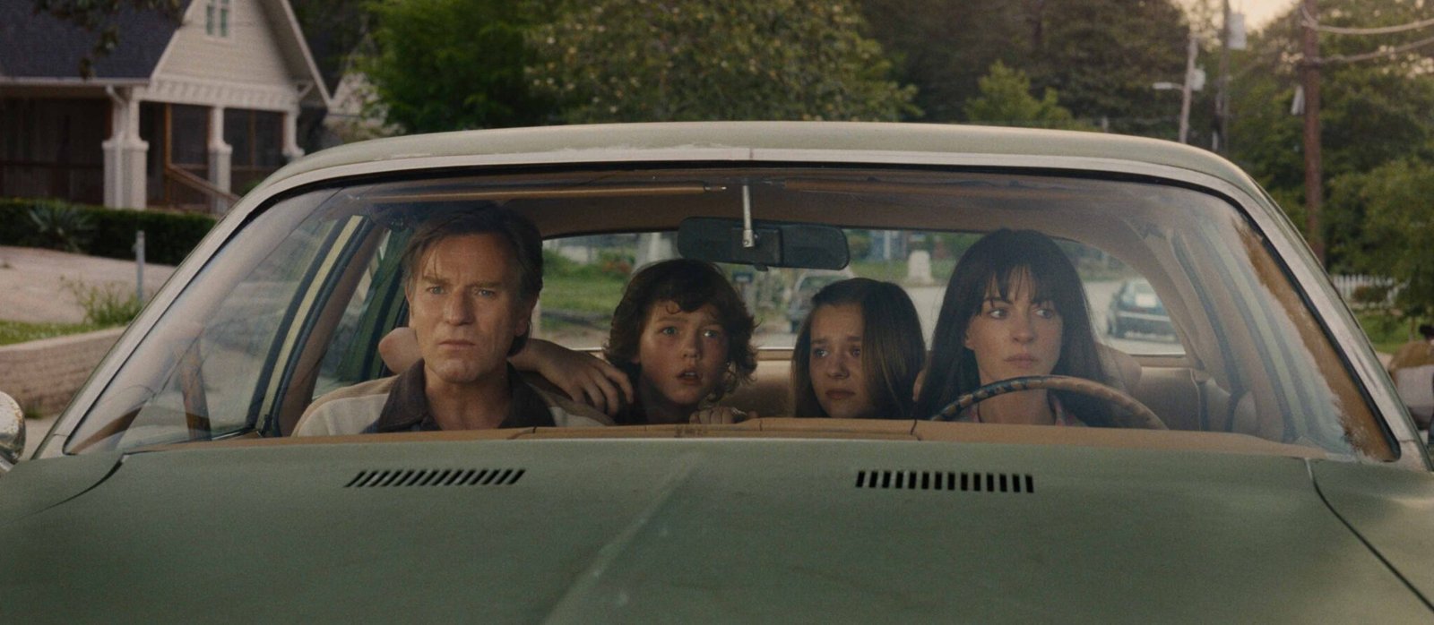el final de oak street Anne Hathawa, Ewan McGregor, Maisy Stella, Christian Convery