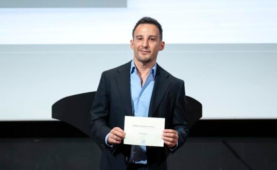Amenabar anunciando la candidatura de la bola negra para los oscar 2027