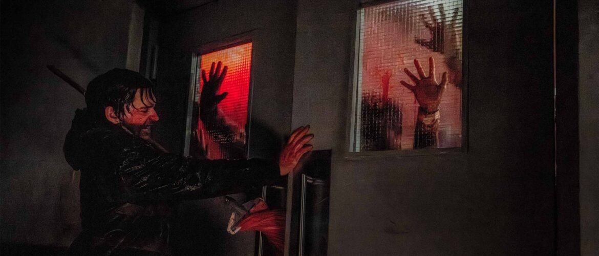 Austin Abrams en Resident Evil 2026 erncerrado manos zombies en cristal