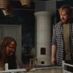 nightborn Seidi Haarla ensangrentada y Rupert Grint mirando una cuna