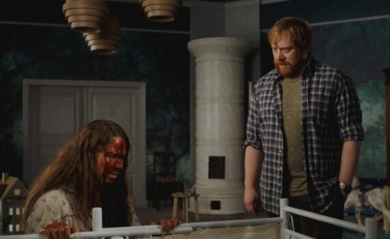 nightborn Seidi Haarla ensangrentada y Rupert Grint mirando una cuna