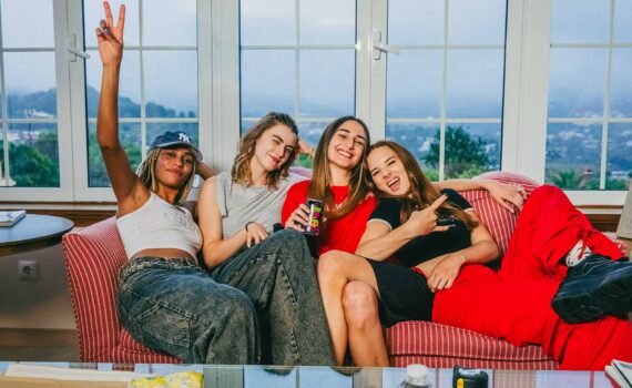 Juntas hasta la muerte Stephanie Gil, Sandra Escacena, Aria Bedmar, Nira Osahia