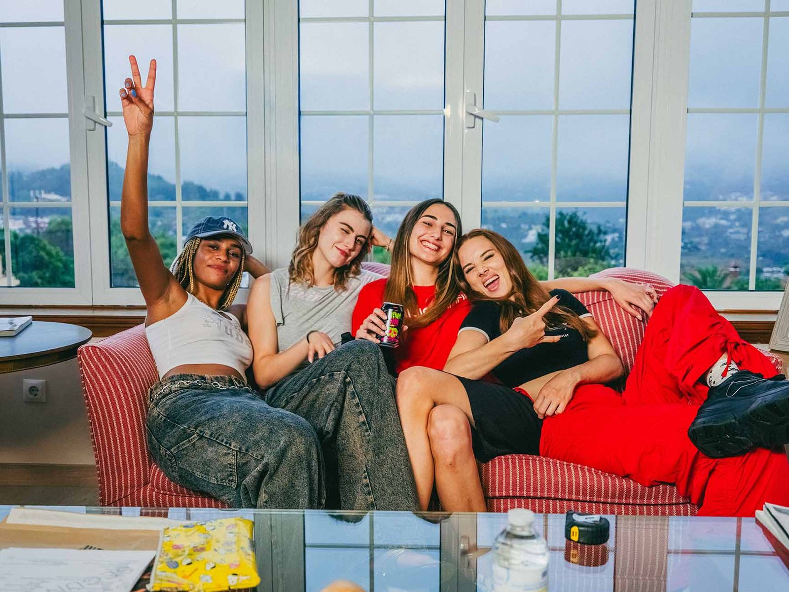 Juntas hasta la muerte Stephanie Gil, Sandra Escacena, Aria Bedmar, Nira Osahia