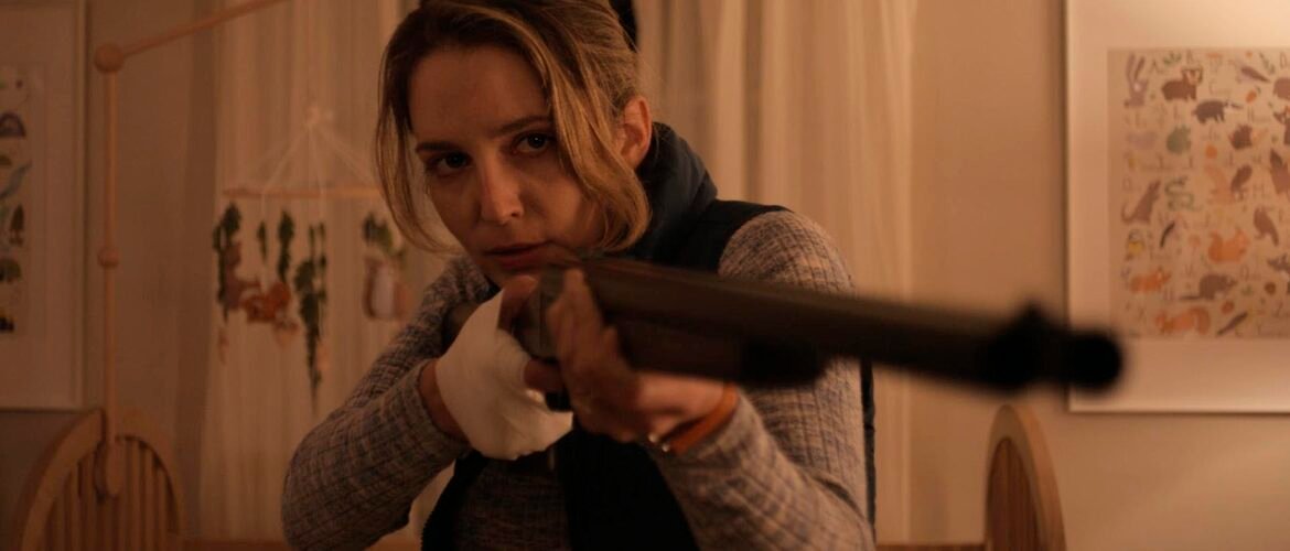 Imposters impostores Jessica Rothe con escopeta