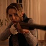 Imposters impostores Jessica Rothe con escopeta