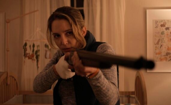 Imposters impostores Jessica Rothe con escopeta