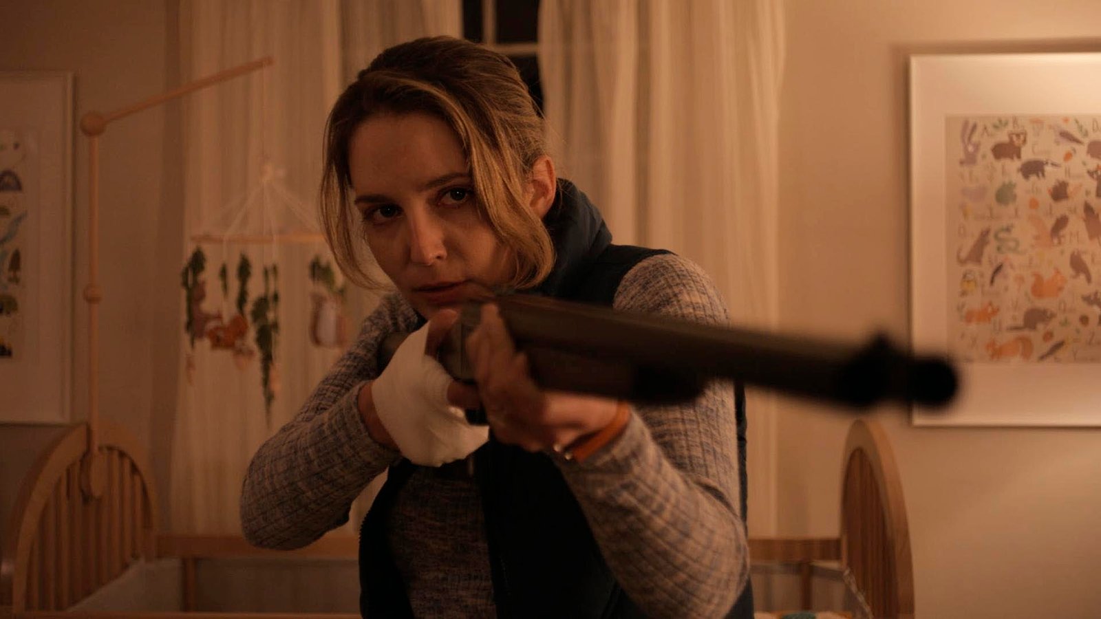 Imposters impostores Jessica Rothe con escopeta