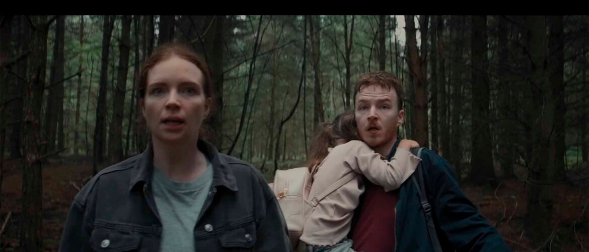 binding eva Ryan Ralph Gerrard, Catherine Deevy, Darcey Wood en un bosque