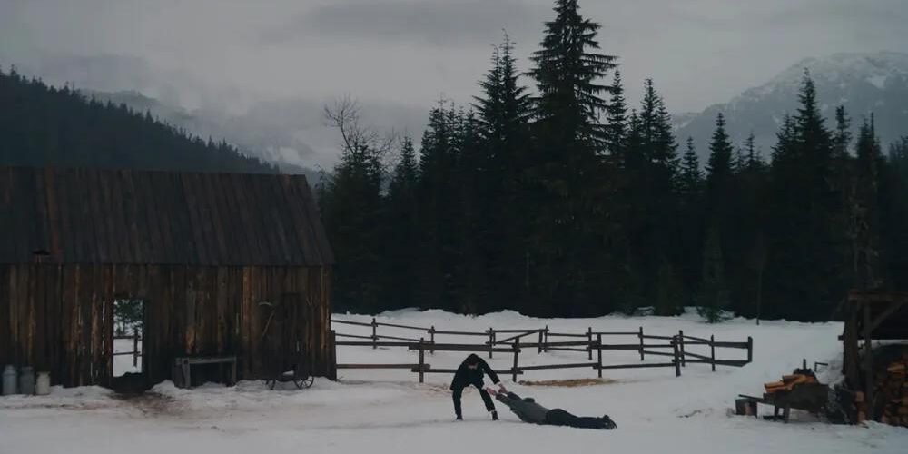 company hombre arrastrando a otro por la nieve