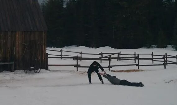 company hombre arrastrando a otro por la nieve