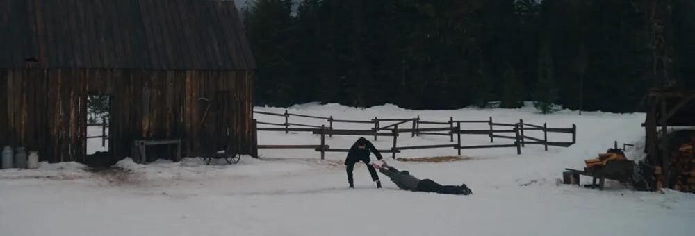 company hombre arrastrando a otro por la nieve